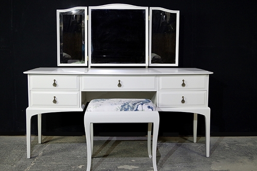 Picture of Stag Minstrel Dressing Table with Stool in Ammonite