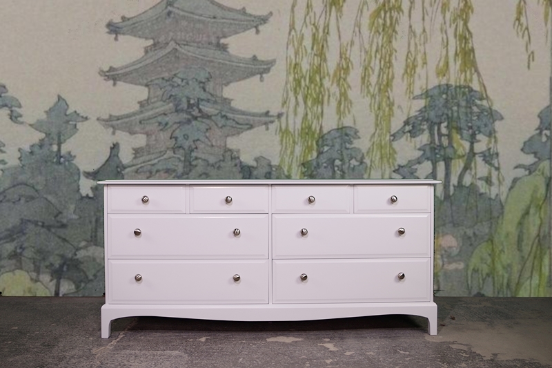 Stag Minstrel Long Eight Drawer Chest Bianco Brillante Painted